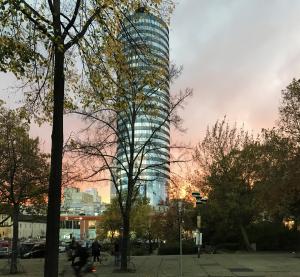 Ein Platz mit einem Turm in Abendstimmung