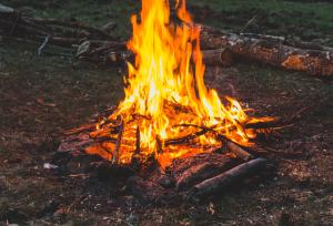 Ein offenes Lagerfeuer