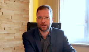 Ein Mann schaut in die Kamera