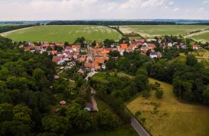 Ein ländlicher Ortsteil mit Wald und Feld