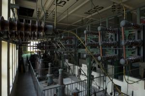 Alte Elektroanlagen in einer großen Halle