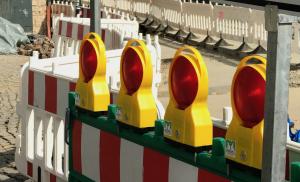 Warnbarken mit Baustellen-Absperrung