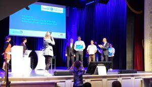 Viele Menschen auf einer Bühne