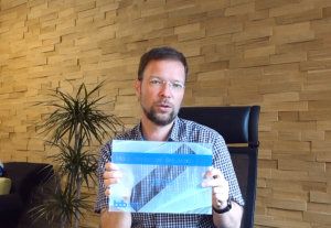 Ein Mann hält ein Schild in die Kamera