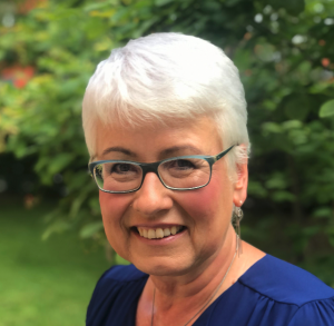 Eine Frau lächelt in die Kamera 