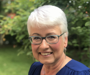 Eine Frau lächelt in die Kamera 