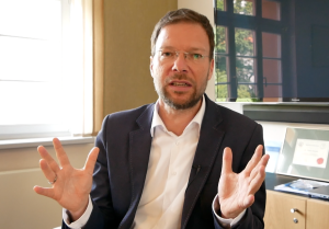 Ein Mann schaut in die Kamera