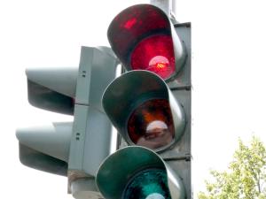 Das rote Licht einer Ampel leuchtet.