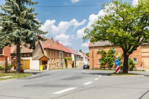 Eine Straßen einem Dorf