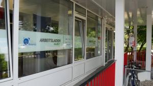 Die Schaufensterschreibe des Arbeitsladen in Lobeda mit der Aufschrift "Arbeitsladen".