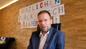 Ein Mann schaut in die Kamera