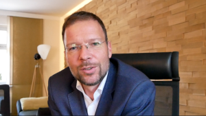 Der Oberbürgermeister schaut in die Kamera