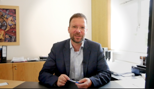 Der Oberbürgermeister schaut in die Kamera