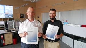 Zwei Herren schauen in die Kamera