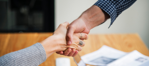 Ein Mann und eine Frau geben sichd ie Hand. Man sieht nur die Hände.