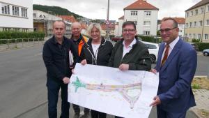 Eine Gruppe von Menschen schaut lächelnd in die Kamera