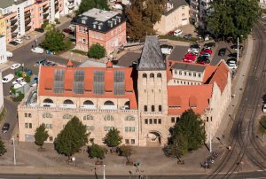 Ein Gebäude in der Mitte der Stadt