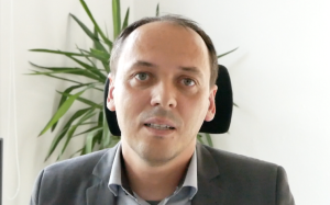 Ein Mann schaut in die Kamera