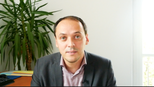 Ein Mann schaut in die Kamera