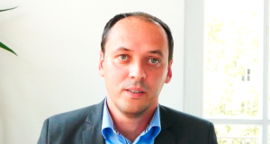 Ein Mann schaut in die Kamera