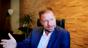 Ein Mann vor der Kamera 