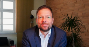 Ein Mann schaut in die Kamera