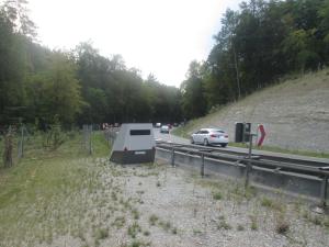 Der Panzerblitzer steht an der Straße in einer Kurve im Mühltal. Autos fahren vorbei.
