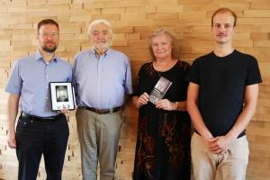 Vier Menschen schauen in die Kamera