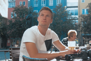 Ein Mann sitzt in einem Café am Markt