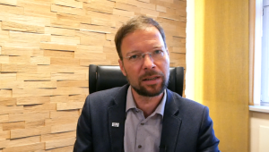 Ein Mann schaut in die Kamera