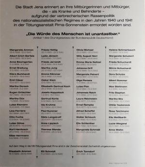 Eine Tafel mit 60 Namen