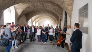Eine Gruppe von Menschen vor einer Tafel