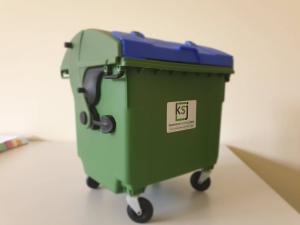 Ein grüner Miniatur-Müllcontainer von KSJ