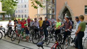 Viele Radler stehen mit ihren Rädern vor dem technischen Rathaus.