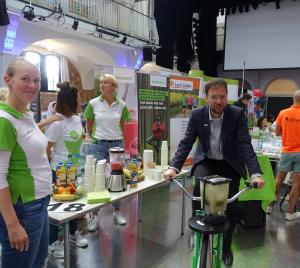 OB Nitzsche sitzt auf einem Standrat und betreibt so einen Smoothie-Maker.