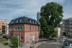 Ein Haus mit einem großem Baum