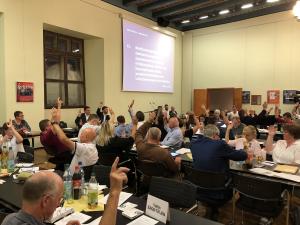 Eine Gruppe von Menschen, welche abstimmen