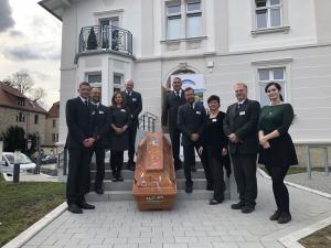 Menschen umringen einen Sarg