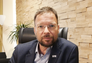 Ein Mann vor der Kamera 