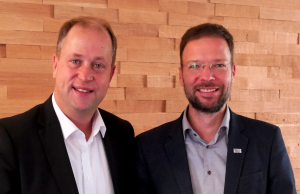 Zwei Männer schauen in die Kamera