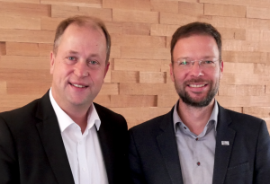 Zwei Männer schauen in die Kamera