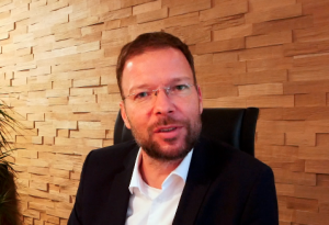 Ein Mann schaut in die Kamera