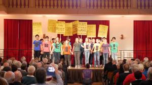 Eine Gruppe von Jugendlichen auf einer Bühne