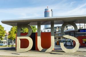 Eine Haltestelle mit dem Wort BUS im Vordergrund