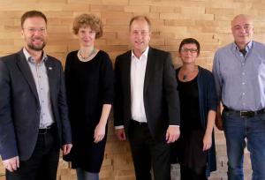 Menschen schauen in die Kamera