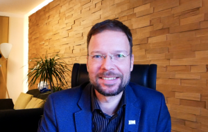 Ein Mann schaut in die Kamera