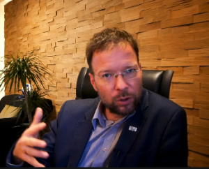 Ein Mann vor der Kamera 