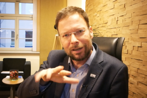 Ein Mann schaut in die Kamera