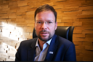 Ein Mann schaut in die Kamera