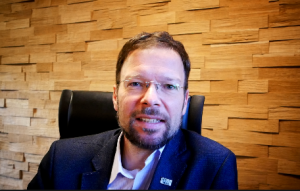 Ein Mann schaut in die Kamera